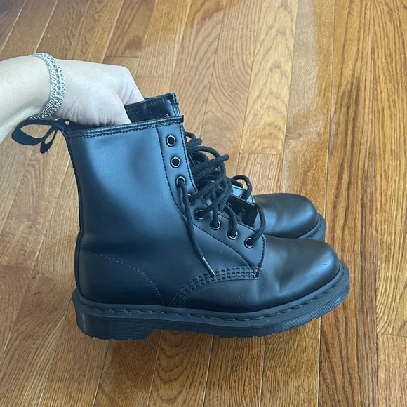 Black Dr Marten boots - Picture 3 of 7